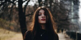 Bluzki damskie na wakacyjne wieczory – lekkie i stylowe propozycje