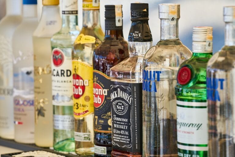5 przepisów na zdrowe koktajle owocowe z dodatkiem ziół