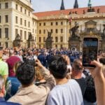 Turyści przed majestatycznym wejściem do zamku w słoneczny dzień