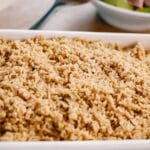 Zbliżenie na ugotowany ryż basmati w białym naczyniu