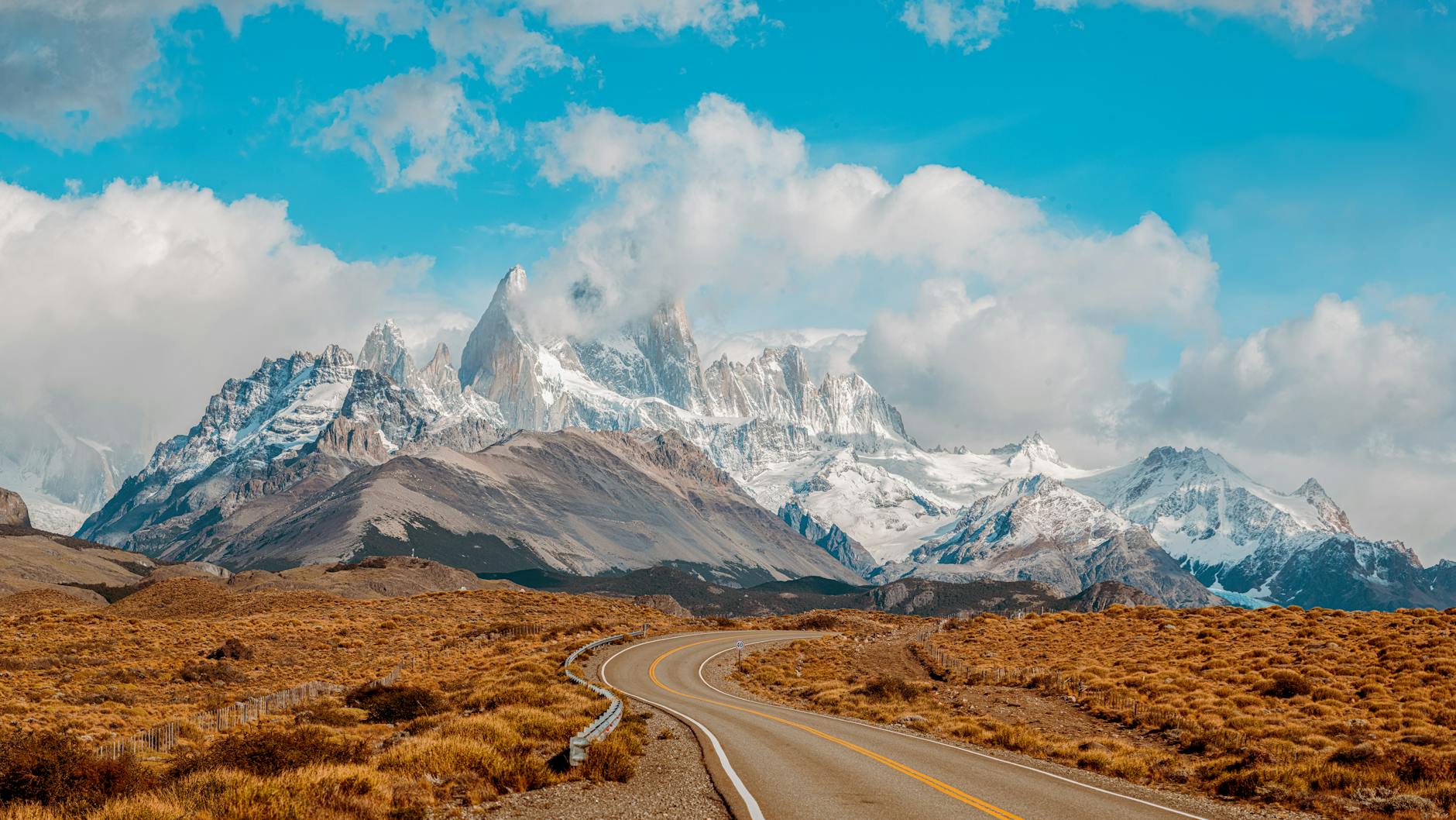 Droga prowadząca do ośnieżonych szczytów Mount Fitz Roy w Patagonii