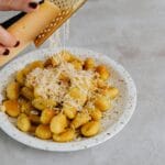 Talerz gnocchi z parmezanem ścieranym ręcznie, inspirowane kuchnią włoską