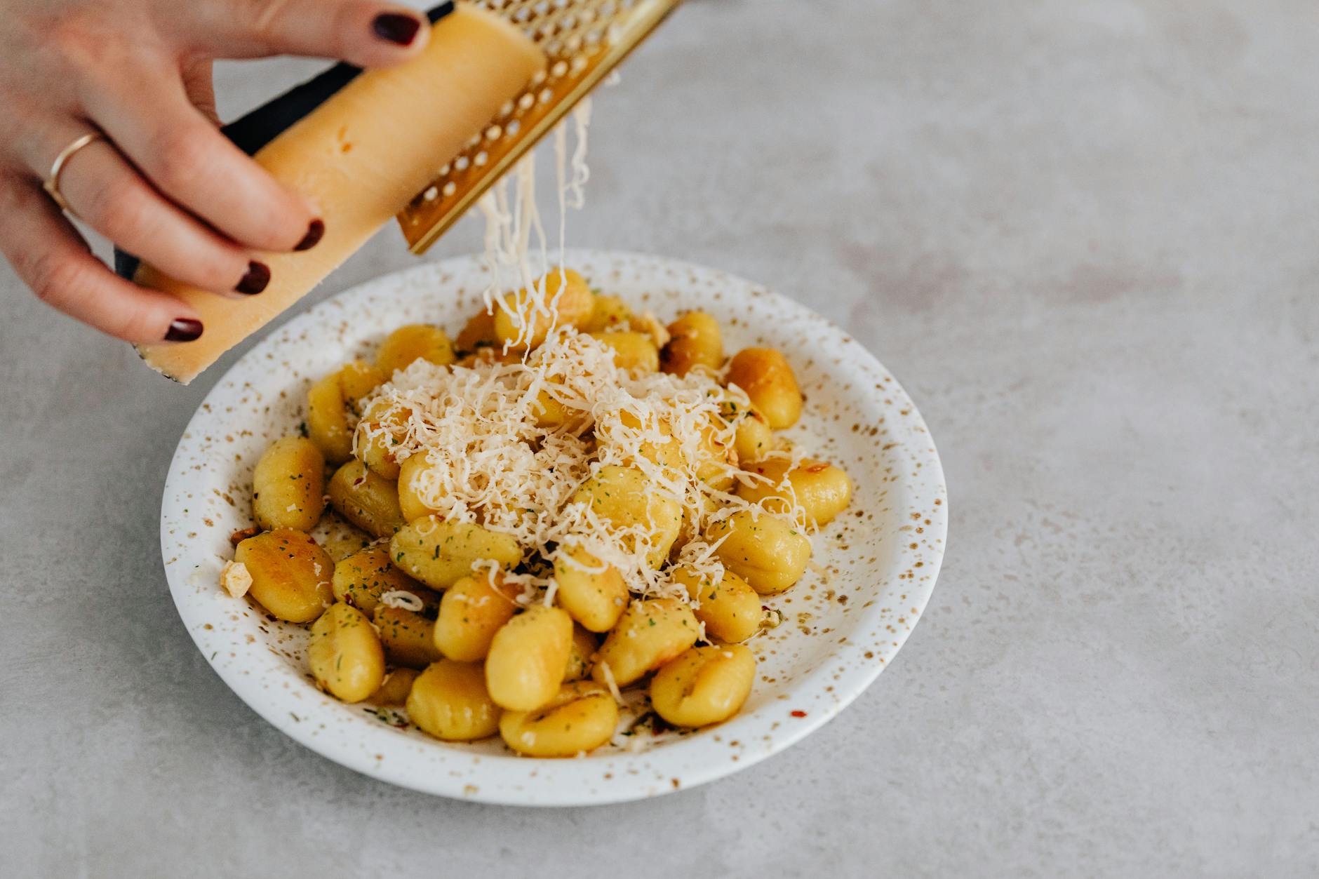 Gnocchi z patelni z masłem szałwiowym, czosnkiem i parmezanem, dla tych co nienawidzą czekać Talerz gnocchi z parmezanem ścieranym ręcznie, inspirowane kuchnią włoską