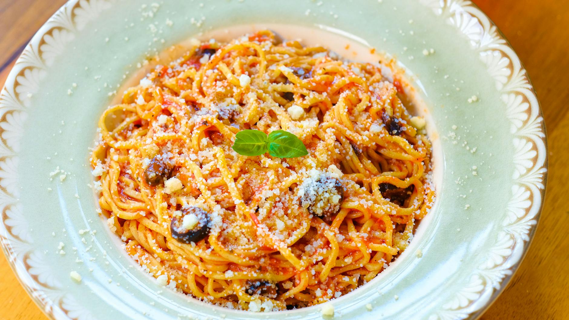 Makaron spaghetti z suszonymi pomidorami, oliwkami i parmezanem