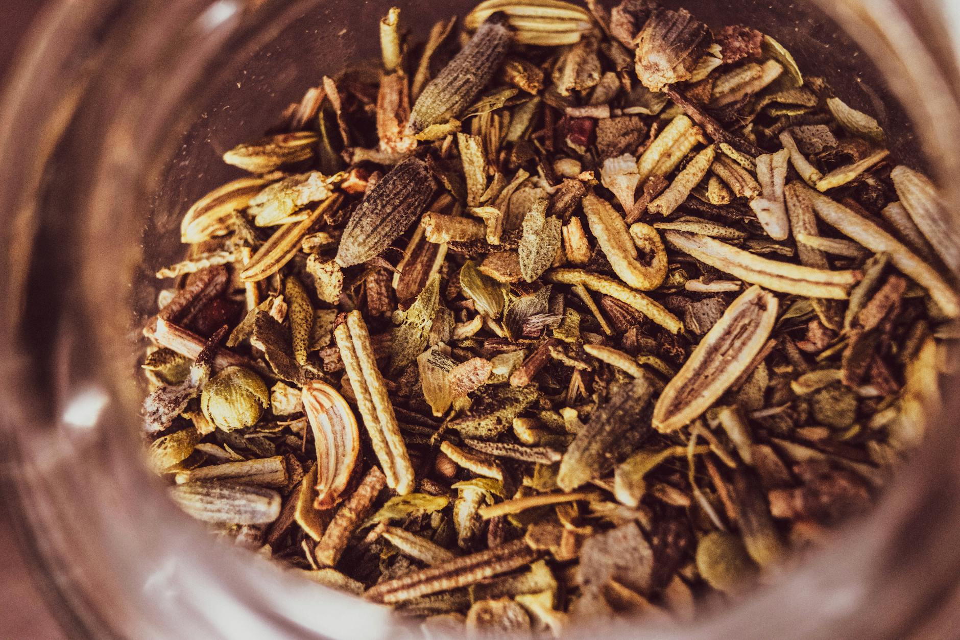 Śródziemnomorskie przyprawy w polskiej kuchni: co naprawdę działa, a co jest tylko modnym gadżetem Mieszanka suszonych ziół i przypraw śródziemnomorskich w szklanym słoiku