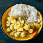 Miska kolorowego wegańskiego curry z warzywami i ryżem