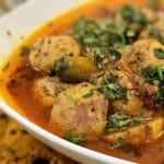 Miska pikantnego curry z ziemniakami i kolendrą, podana na ciepło