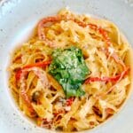 Talerz tagliatelle z papryką, bazylią i startym parmezanem