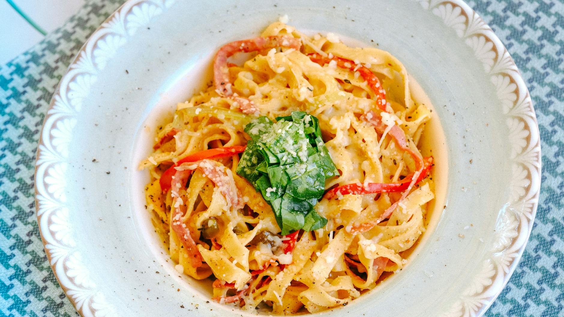 Talerz tagliatelle z papryką, bazylią i startym parmezanem