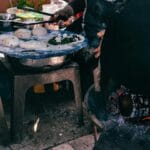 Tradycyjne pieczenie manakish w piecu opalanym węglem na ulicy w Jordanii