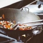 Kolorowe warzywa smażone w woku na kuchence z imbirem i czosnkiem