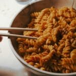 Makaron fusilli w misce jedzony pałeczkami, inspirowany kuchnią bliskowschodnią