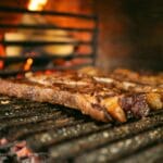 Soczysty stek grillowany na węglu drzewnym z dymnym aromatem