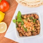 Talerz bobu po arabsku z warzywami i cytryną jako lekkie danie