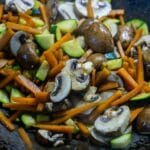Warzywa stir fry z imbirem i czosnkiem na patelni wok z bliska