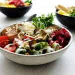 Wege miska mocy z kaszą i kolorowymi warzywami w stylu buddha bowl