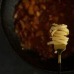 Widelec z makaronem spaghetti w sosie pomidorowym z bliskowschodnią nutą