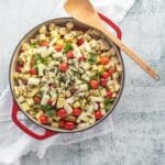 Kolorowe pieczone warzywa z pomidorkami koktajlowymi w czerwonej brytfannie