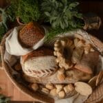 Kosz z pieczywem jak z marketu i świeżymi ziołami w rustykalnej aranżacji