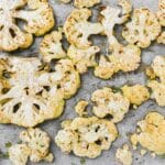 Plastry pieczonego kalafiora na blasze jako szybka kolacja z piekarnika