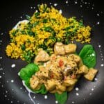 Talerz z curry z kurczaka w kremowym sosie i ryżem ze szpinakiem