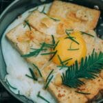 Tosty z jajkiem i rozmarynem smażone na patelni na ruszcie grillowym
