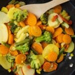 Warzywa stir fry z brokułem i marchewką na patelni jako szybka kolacja