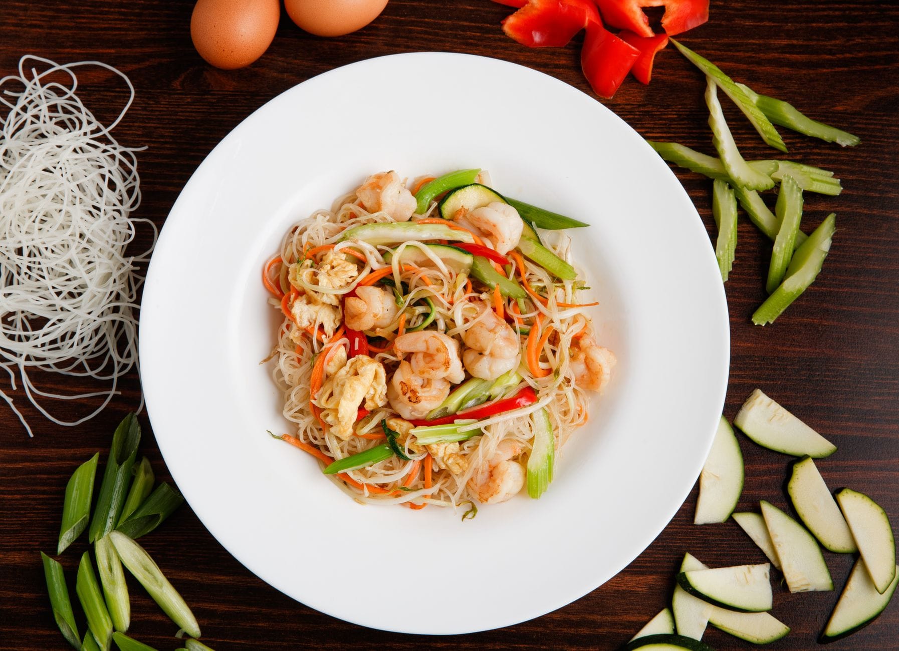 Makaron ryżowy stir-fry z krewetkami i warzywami w azjatyckim stylu